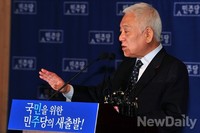 [포토]질의에 답하는 민주당 김한길 대표