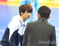 [포토]아육대, 감독 말에 잔뜩 집중한 민호