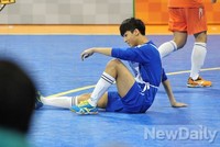 [포토]아육대, 공 놓쳐 망연자실 빅스 라비 '허탈한 웃음만..'