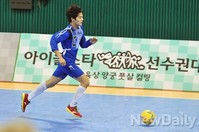 [포토]아육대 풋살, 고군분투하는 c팀 제국의아이들 동준