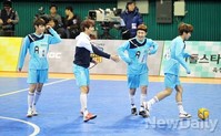 [포토]아육대 풋살, 연습중 싱글싱글 즐거운 민호-시우민-우현-유일