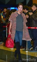 [포토]살인자시사회, 입장하는 전혜빈, 빨간 가방이 포인트