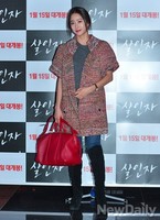 [포토]살인자 시사회에 참석한 전혜빈의 빨간 가방과 입술