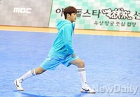 [포토]아육대 풋살 인피니트 호야, 끙차끙차 시작전 준비운동은 철저히