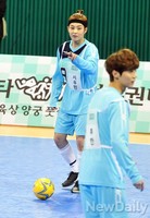 [포토]아육대 풋살, 사인보내는 엑소 시우민