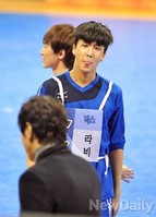 [포토]아육대, 멋쩍은 듯 혀 쏙 내미는 빅스 라비