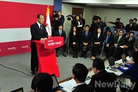 [포토]기자회견 가지는 새누리당 황우여 대표