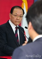 [포토]기자들의 질문에 답하는 황우여 새누리당 대표