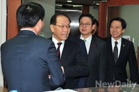 [포토]신년기자회견 위해 들어오는 황우여 새누리당 대표