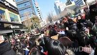 [포토]신사동 거리 한복판, 엑소 팬들로 일대 마비