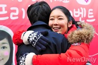 [포토]기부여신 사유리 이번에는 프리허그 기부