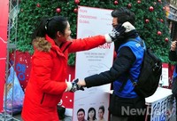 [포토]프리허그 나선 '사유리' 행동 하나하나가 따듯