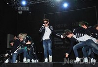 [포토]탑독 들어와 쇼케이스, 리듬에 몸 맡긴 열 세명