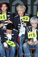 [포토]탑독 들어와 쇼케이스, 리더에게 애교부리는 막내비주