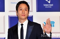 [포토]배우 정우, 시크한 손인사의 기본은 새끼손가락