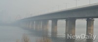[포토]한강다리 삼켜버린 초미세먼지...서울 주의보발령