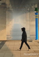 [포토]숨쉬기도 겁나는 미세먼지...외출시 황사마스크 필수