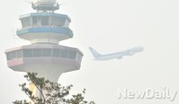 [포토]중국발 미세먼지, 뿌연 하늘 뚫고 이륙하는 비행기