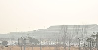 [포토]숨막히는 중국발 미세먼지, 뿌연 시야에 담긴 김포공항