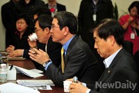 [포토]A.I 대책 논의하는 새누리당 김학용 의원