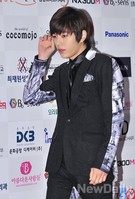 [포토]아시아모델어워즈, 긁적긁적  간지럽네? 입장하는 인피니트 엘