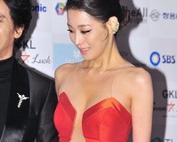 [포토]아시아모델어워즈 한고은, 가슴골 노출 돋보이는 아찔한 레드 드레스 자태