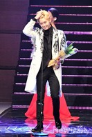 [포토]아시아모델어워즈, 수상한 이종석 쑥스러운 머리넘기기