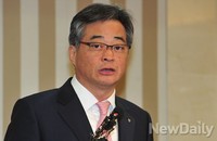 [포토]기자들의 질문에 답하는 손경익 NH농협카드 분사장