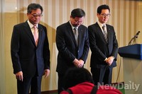 [포토]고개숙인 신용카드 3사 대표