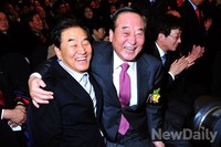 [포토]반갑게 인사하는 이재오-서청원 의원