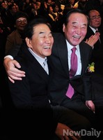 [포토]어깨동무한 이재오-서청원 의원