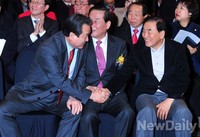 [포토]악수 나누는 김무성-이재오 의원