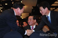 [포토]인사 나누는 한기호-유승민 의원