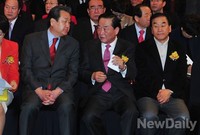 [포토]대화 나누는 김무성-서청원 새누리당 의원