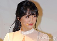 [포토]레인보우 블랙 재경, 볼륨 돋보이는 시스루 의상