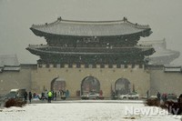 [포토]눈 내리는 경복궁, 내일부터 반짝한파