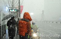 [포토]'버스가 언제오나?', 눈 맞으며 기다리는 시민