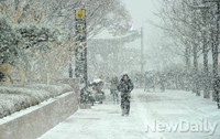 [포토]눈보라에 앞이 안보여..'눈발 휘날리는 광화문 거리'