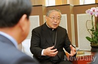 [포토]새누리 황우여 대표와 대화 나누는 염수정 추기경