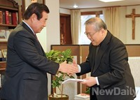[포토]염수정 추기경에 책 선물하는 한광옥 위원장