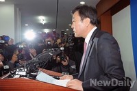 [포토]카메라에 둘러 쌓인 신제윤 금융위원장