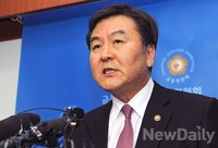 [포토]심각한 표정으로 문답하는 신제윤 금융위원장