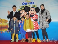 [포토]디즈니온아이스쇼장 찾은 이정용부자와 김지연 모녀