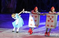[포토]디즈니온아이스쇼, 정신없는 앨리스와 카드병정