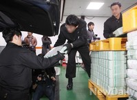 [포토]한국은행 설자금 방출, 운반되는 돈
