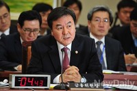 [포토]의원들의 질의에 답변하는 신제윤 금융위원장