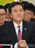 [포토]의원들의 질의 듣고 있는 신제윤 금융위장