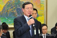 [포토]여야의원들의 질타 받는 박상훈 롯데카드 사장