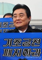 [포토]피켓시위 하는 전병현 민주당 원내대표