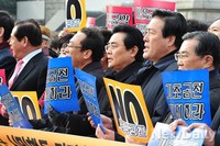 [포토]국회 앞에서 열린 기자회견 참석한 전병헌